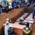 10 Jenazah Korban Longsor Pasirlangu Tak Teridentifikasi Dimakamkan Secara Massal.***
