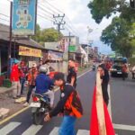 FOWAR Garut Bagikan 1.000 Paket Takjil  Kepada Pengguna Jalan Nasional  Titik Cilawu.***