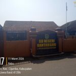 Kondisi Bendera Merah Putih Lusuh dan Sobek Masih Berkibar di Halaman SDN Bantarsari, Sudah Pasti Wartawan yang Salah.***