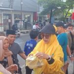 Anggota DPRD Kabupaten Sukabumi Rika Yulistina Bagikan Paket Takjil dan Sembako di dua titik.***