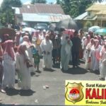 Ketua TP-PKK SBB Ibu Yeni Rosbayani Asri, Silaturahmi Dengan Masyarakat Dusun Olas Desa Loki Meninjau RTLH.